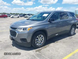 2018 Chevrolet Traverse LS z VIN 1GNEVFKW0JJ202173, wystawiony jako IAAI lot #42494931 z przebiegiem 85 209 mil mil oraz . Historia ofert i sprzedaży dostępna na DreamBid. Obrazek 2.