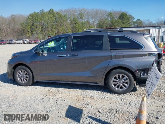 2024 Toyota Sienna XLE z VIN 5TDJRKEC8RS219789, wystawiony jako IAAI lot #41655786 z przebiegiem 1612 mil mil oraz . Historia ofert i sprzedaży dostępna na DreamBid. Obrazek 14.