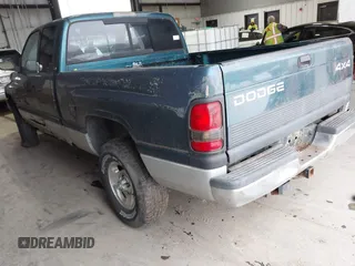 1998 Dodge 1500 z VIN 3B7HF13Z1WG234475, wystawiony jako IAAI lot #41523893 z przebiegiem 195 646 mil mil oraz . Historia ofert i sprzedaży dostępna na DreamBid. Obrazek 3.
