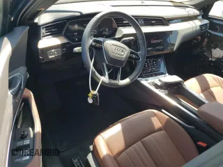 2024 Audi Q8 e-tron Sportback S line Premium Plus z VIN WA1CAAGE8RB036144, wystawiony jako Copart lot #63983214 z przebiegiem 4178 mil mil oraz Szkody całkowita. Historia ofert i sprzedaży dostępna na DreamBid. Obrazek 8.