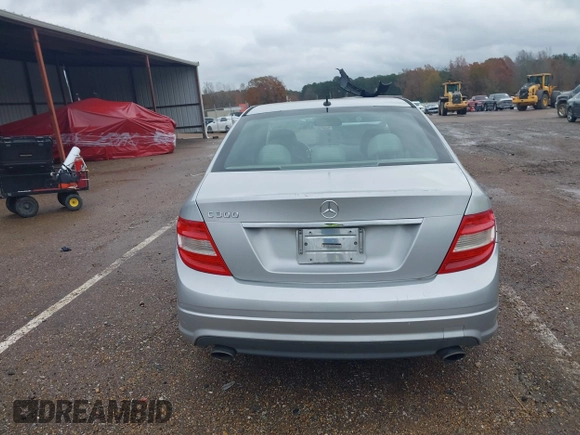 2010 Mercedes-Benz C 300 Sport z VIN WDDGF5EB6AR111658, wystawiony jako IAAI lot #41044200 z przebiegiem 140 599 mil mil oraz . Historia ofert i sprzedaży dostępna na DreamBid. Obrazek 16.
