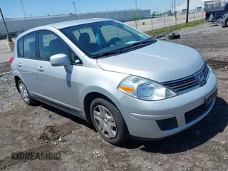 2012 Nissan Versa S z VIN 3N1BC1CPXCK251896, wystawiony jako IAAI lot #42287613 z przebiegiem 92 615 mil mil oraz . Historia ofert i sprzedaży dostępna na DreamBid. Obrazek 1.