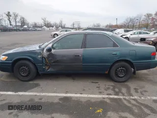 1997 Toyota Camry LE z VIN 4T1BG22K5VU024448, wystawiony jako IAAI lot #42019670 z przebiegiem 133 385 mil mil oraz . Historia ofert i sprzedaży dostępna na DreamBid. Obrazek 14.