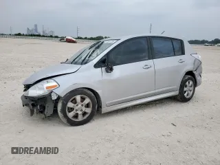 2008 Nissan Versa S z VIN 3N1BC13E58L387482, wystawiony jako Copart lot #57331725 z przebiegiem 180 225 mil mil oraz Szkoda całkowita • Salvage title. Historia ofert i sprzedaży dostępna na DreamBid. Obrazek 1.