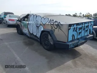 2024 Tesla Cybertruck z VIN 7G2CEHED9RA050686, wystawiony jako IAAI lot #41399354 z przebiegiem Nie podano mil oraz . Historia ofert i sprzedaży dostępna na DreamBid. Obrazek 3.