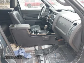 2010 Ford Escape Limited z VIN 1FMCU0EG4AKA71517, wystawiony jako IAAI lot #41397390 z przebiegiem Nie podano mil oraz . Historia ofert i sprzedaży dostępna na DreamBid. Obrazek 5.
