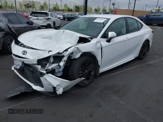 2025 Toyota Camry LE z VIN 4T1DAACK3SU533985, wystawiony jako IAAI lot #42118873 z przebiegiem Nie podano mil oraz . Historia ofert i sprzedaży dostępna na DreamBid. Obrazek 2.