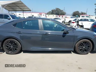 2025 Toyota Camry LE z VIN 4T1DAACK7SU531768, wystawiony jako IAAI lot #42187559 z przebiegiem 26 348 mil mil oraz . Historia ofert i sprzedaży dostępna na DreamBid. Obrazek 14.