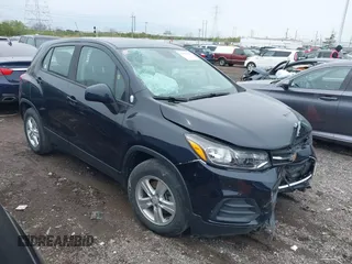 2021 Chevrolet Trax LS z VIN KL7CJKSB1MB319077, wystawiony jako IAAI lot #41965286 z przebiegiem Nie podano mil oraz . Historia ofert i sprzedaży dostępna na DreamBid. Obrazek 1.