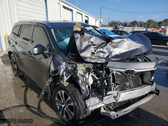 2021 Toyota Highlander XLE with VIN 5TDGZRAH5MS522722, listed as a Copart auction lot 84849504 with 0 mi miles and Salvage Title. Bid and sale history available at carsss.com. Image 4.