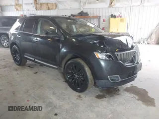 2013 Lincoln MKX z VIN 2LMDJ8JK0DBL27516, wystawiony jako IAAI lot #41468582 z przebiegiem 107 871 mil mil oraz . Historia ofert i sprzedaży dostępna na DreamBid. Obrazek 1.