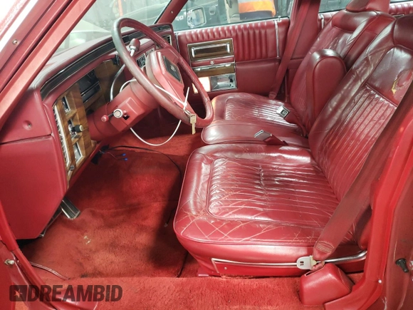 1988 Cadillac Brougham z VIN 1G6DW51Y2JR766782, wystawiony jako Copart lot #83797924 z przebiegiem 63 601 mil mil oraz Szkody całkowita. Historia ofert i sprzedaży dostępna na DreamBid. Obrazek 7.