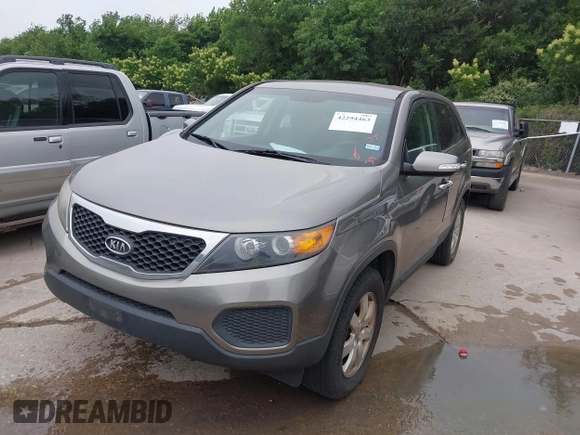 2012 Kia Sorento LX z VIN 5XYKT3A17CG295038, wystawiony jako IAAI lot #42294463 z przebiegiem 185 089 mil mil oraz . Historia ofert i sprzedaży dostępna na DreamBid. Obrazek 2.