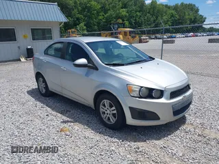 2015 Chevrolet Sonic LT z VIN 1G1JC5SH0F4168226, wystawiony jako IAAI lot #42295905 z przebiegiem 163 434 mil mil oraz . Historia ofert i sprzedaży dostępna na DreamBid. Obrazek 1.