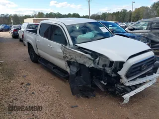 2023 Toyota Tacoma SR5 z VIN 3TYAZ5CN6PT039427, wystawiony jako IAAI lot #40866490 z przebiegiem 18 481 mil mil oraz . Historia ofert i sprzedaży dostępna na DreamBid. Obrazek 1.