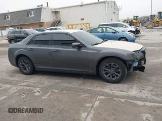 2015 Chrysler 300 Limited z VIN 2C3CCAAG9FH749040, wystawiony jako IAAI lot #41488801 z przebiegiem 101 298 mil mil oraz . Historia ofert i sprzedaży dostępna na DreamBid. Obrazek 14.