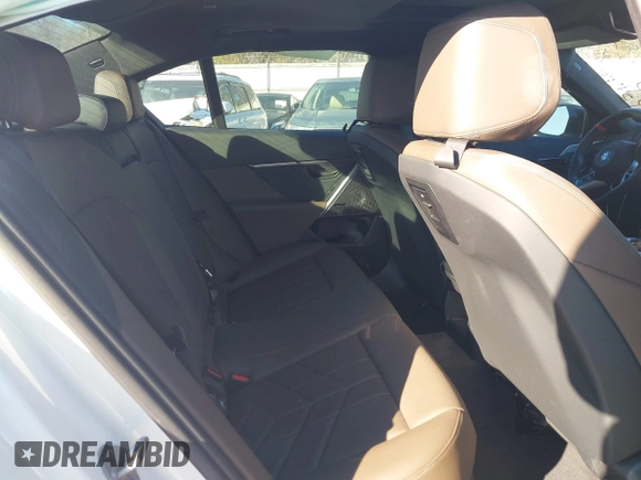 2024 BMW i5 M60 z VIN WBY43FK01RCP34925, wystawiony jako IAAI lot #41100557 z przebiegiem 27 814 mil mil oraz . Historia ofert i sprzedaży dostępna na DreamBid. Obrazek 8.