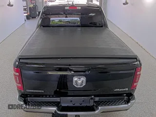 2022 Ram 1500 Big Horn z VIN 1C6RRFFG3NN179009, wystawiony jako IAAI lot #42521052 z przebiegiem 60 189 mil mil oraz . Historia ofert i sprzedaży dostępna na DreamBid. Obrazek 7.