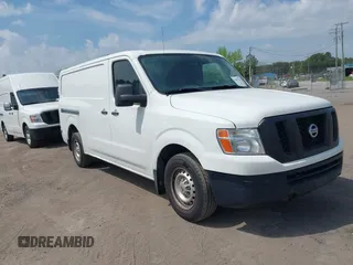 2018 Nissan NV Cargo S z VIN 1N6BF0KM7JN808869, wystawiony jako IAAI lot #42091339 z przebiegiem 242 385 mil mil oraz . Historia ofert i sprzedaży dostępna na DreamBid. Obrazek 1.