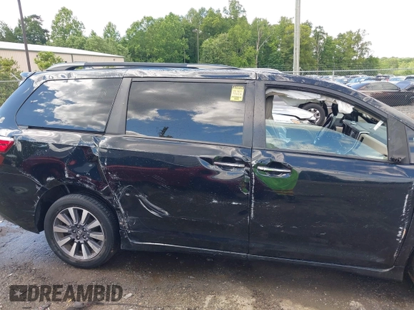 2020 Toyota Sienna XLE z VIN 5TDDZ3DC4LS232650, wystawiony jako IAAI lot #42332566 z przebiegiem 141 971 mil mil oraz . Historia ofert i sprzedaży dostępna na DreamBid. Obrazek 13.