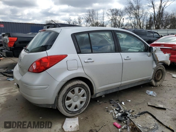 2007 Nissan Versa SL z VIN 3N1BC13E07L376632, wystawiony jako Copart lot #59384975 z przebiegiem Nie podano mil oraz Nie do naprawy • Non repairable. Historia ofert i sprzedaży dostępna na DreamBid. Obrazek 3.