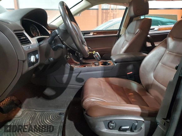 2013 Volkswagen Touareg Sport с VIN WVGEP9BP5DD008301, выставлен на аукционе Copart как лот 85085984 с пробегом 204 735 миль миль и Списание • Salvage title. История ставок и продаж доступна на DreamBid. Изображение 7.