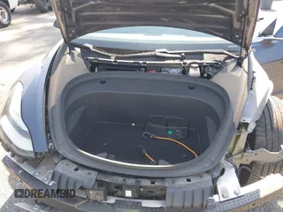 2018 Tesla Model 3 Long Range Battery z VIN 5YJ3E1EA2JF039262, wystawiony jako IAAI lot #42463443 z przebiegiem 77 482 mil mil oraz . Historia ofert i sprzedaży dostępna na DreamBid. Obrazek 10.