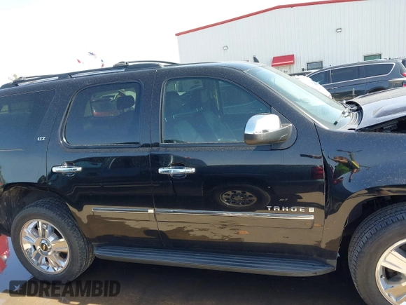 2009 Chevrolet Tahoe LTZ z VIN 1GNFC33J69R285570, wystawiony jako IAAI lot #41701424 z przebiegiem 165 811 mil mil oraz . Historia ofert i sprzedaży dostępna na DreamBid. Obrazek 13.