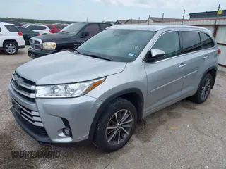 2017 Toyota Highlander XLE z VIN 5TDJZRFH6HS509725, wystawiony jako IAAI lot #42677602 z przebiegiem 120 311 mil mil oraz . Historia ofert i sprzedaży dostępna na DreamBid. Obrazek 2.