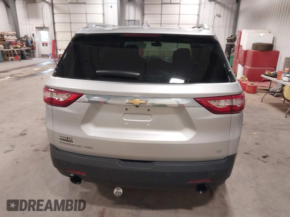 2018 Chevrolet Traverse LT Cloth z VIN 1GNEVGKW9JJ144070, wystawiony jako IAAI lot #42118002 z przebiegiem 142 006 mil mil oraz . Historia ofert i sprzedaży dostępna na DreamBid. Obrazek 17.