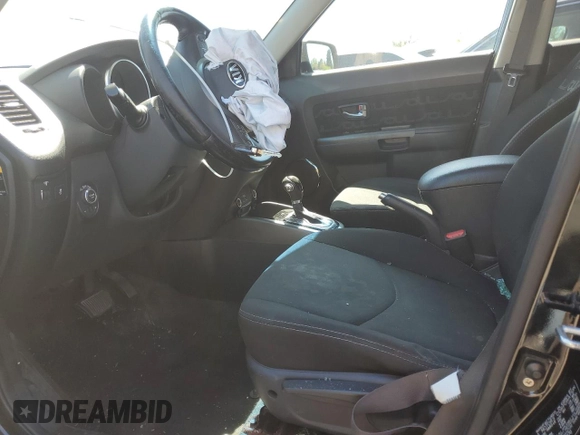 2013 Kia Soul + z VIN KNDJT2A66D7488670, wystawiony jako Copart lot #53429165 z przebiegiem 102 617 mil mil oraz Szkoda całkowita • Salvage title. Historia ofert i sprzedaży dostępna na DreamBid. Obrazek 7.