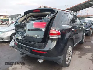 2014 Lincoln MKX z VIN 2LMDJ8JK0EBL19868, wystawiony jako IAAI lot #40960894 z przebiegiem 88 609 mil mil oraz . Historia ofert i sprzedaży dostępna na DreamBid. Obrazek 17.