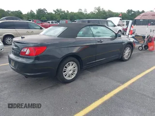 2008 Chrysler Sebring Touring z VIN 1C3LC55R58N642080, wystawiony jako IAAI lot #42371699 z przebiegiem 107 673 mil mil oraz . Historia ofert i sprzedaży dostępna na DreamBid. Obrazek 4.