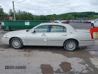 2005 Lincoln Town Car Signature Limited z VIN 1LNHM82W35Y654826, wystawiony jako IAAI lot #42334790 z przebiegiem 96 113 mil mil oraz . Historia ofert i sprzedaży dostępna na DreamBid. Obrazek 14.
