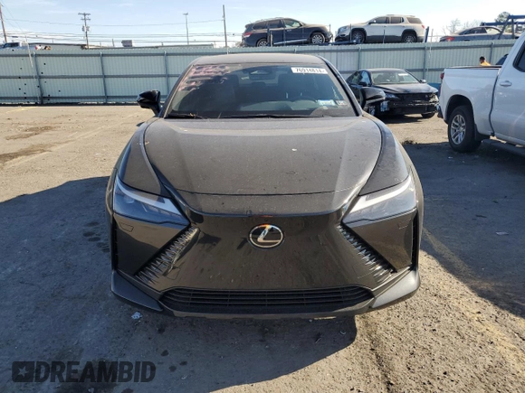 2024 Lexus RZ 300e Premium z VIN JTJABABBXRA001776, wystawiony jako Copart lot #76914814 z przebiegiem 1391 mil mil oraz Szkody całkowita. Historia ofert i sprzedaży dostępna na DreamBid. Obrazek 5.