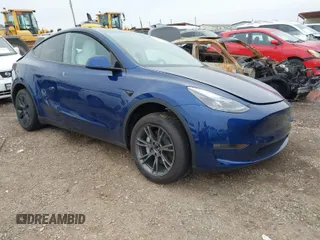 2025 Tesla Model Y Long Range with VIN 7SAYGDEE9SA348975, listed as a IAAI auction lot 41634869 with 1,011 mi miles and . Bid and sale history available at carsss.com. Image 1.
