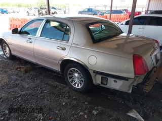 2000 Lincoln Town Car Signature z VIN 1LNHM82W1YY869805, wystawiony jako IAAI lot #42051938 z przebiegiem 125 940 mil mil oraz . Historia ofert i sprzedaży dostępna na DreamBid. Obrazek 3.