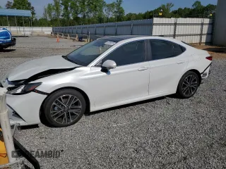 2025 Toyota Camry LE z VIN 4T1DAACK9SU054048, wystawiony jako Copart lot #53659075 z przebiegiem 3 568 mil mil oraz Szkoda całkowita • Salvage title. Historia ofert i sprzedaży dostępna na DreamBid. Obrazek 1.