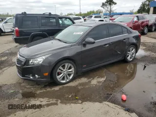 2014 Chevrolet Cruze 2LT z VIN 1G1PE5SBXE7328755, wystawiony jako Copart lot #55812125 z przebiegiem 106 269 mil mil oraz Czysty tytuł • Clean title. Historia ofert i sprzedaży dostępna na DreamBid. Obrazek 1.