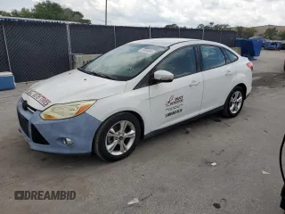 2013 Ford Focus SE z VIN 1FADP3F21DL379320, wystawiony jako Copart lot #59088895 z przebiegiem 131 036 mil mil oraz Czysty tytuł • Clean title. Historia ofert i sprzedaży dostępna na DreamBid. Obrazek 1.