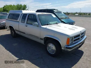 1990 Dodge Dakota z VIN 1B7GL23X0LS642396, wystawiony jako IAAI lot #42359220 z przebiegiem 177 562 mil mil oraz . Historia ofert i sprzedaży dostępna na DreamBid. Obrazek 1.