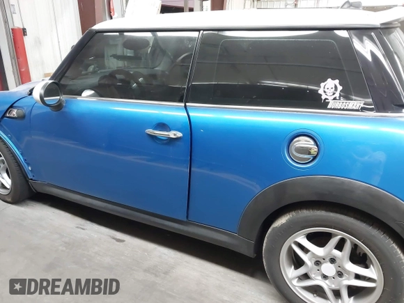 2010 MINI Hardtop S z VIN WMWMF7C53ATX45791, wystawiony jako IAAI lot #42507110 z przebiegiem 137 517 mil mil oraz . Historia ofert i sprzedaży dostępna na DreamBid. Obrazek 14.