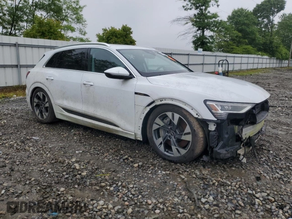 2021 Audi e-tron Premium z VIN WA1AAAGE2MB037094, wystawiony jako Copart lot #58707925 z przebiegiem Nie podano mil oraz Szkody całkowita. Historia ofert i sprzedaży dostępna na DreamBid. Obrazek 4.