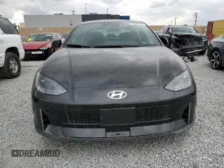 2023 Hyundai Ioniq 6 SEL z VIN KMHM34AA7PA034024, wystawiony jako Copart lot #77800163 z przebiegiem 29 mil mil oraz . Historia ofert i sprzedaży dostępna na DreamBid. Obrazek 5.