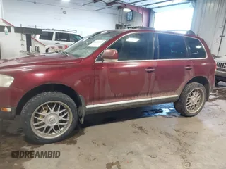 2004 Volkswagen Touareg z VIN WVGCM67LX4D038012, wystawiony jako IAAI lot #41285460 z przebiegiem Nie podano mil oraz . Historia ofert i sprzedaży dostępna na DreamBid. Obrazek 14.