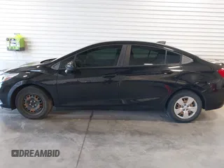 2017 Chevrolet Cruze LS z VIN 1G1BC5SM4H7270275, wystawiony jako IAAI lot #42484111 z przebiegiem 90 589 mil mil oraz . Historia ofert i sprzedaży dostępna na DreamBid. Obrazek 14.