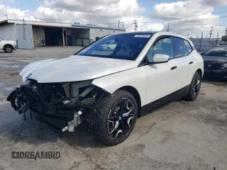 2025 BMW iX xDrive50 z VIN WB523CF07SCT32720, wystawiony jako Copart lot #45570935 z przebiegiem 3901 mil mil oraz Szkody całkowita. Historia ofert i sprzedaży dostępna na DreamBid. Obrazek 1.