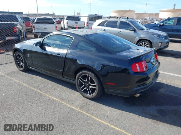 2011 Ford Mustang V6 z VIN 1ZVBP8AM4B5156596, wystawiony jako IAAI lot #42769337 z przebiegiem 77 140 mil mil oraz . Historia ofert i sprzedaży dostępna na DreamBid. Obrazek 3.