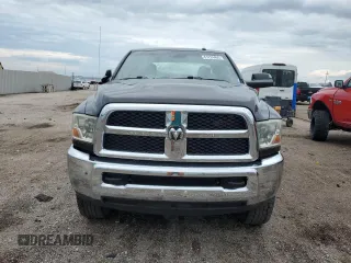 2017 Ram 2500 Tradesman z VIN 3C6UR5HL8HG590269, wystawiony jako Copart lot #61224455 z przebiegiem 65 888 mil mil oraz Szkoda całkowita • Salvage title. Historia ofert i sprzedaży dostępna na DreamBid. Obrazek 5.