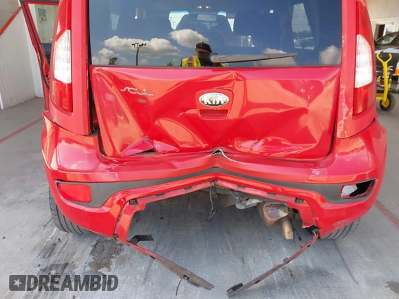 2013 Kia Soul + z VIN KNDJT2A63D7536836, wystawiony jako IAAI lot #42341811 z przebiegiem 118 226 mil mil oraz . Historia ofert i sprzedaży dostępna na DreamBid. Obrazek 6.